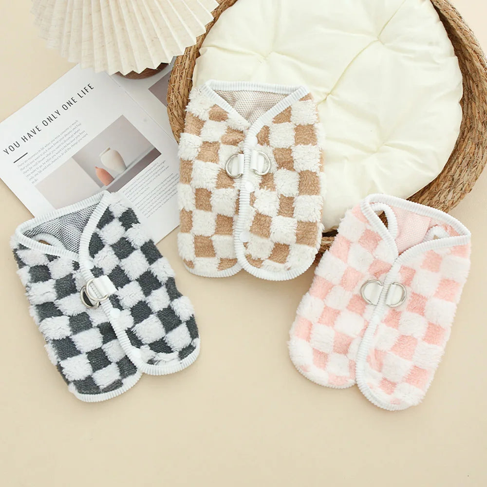 Pet autumn and winter checkerboard button cardigan with traction button for keeping dogs warm in autumn and winter clothing